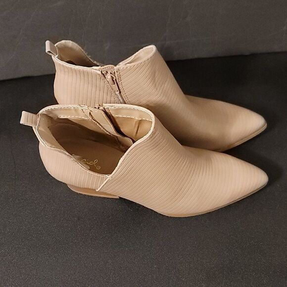 QUPID POINTED TOE SIDE ZIPPER CLOSURE WOMEN'S ANKLE BOOTIES - Picture 6 of 15